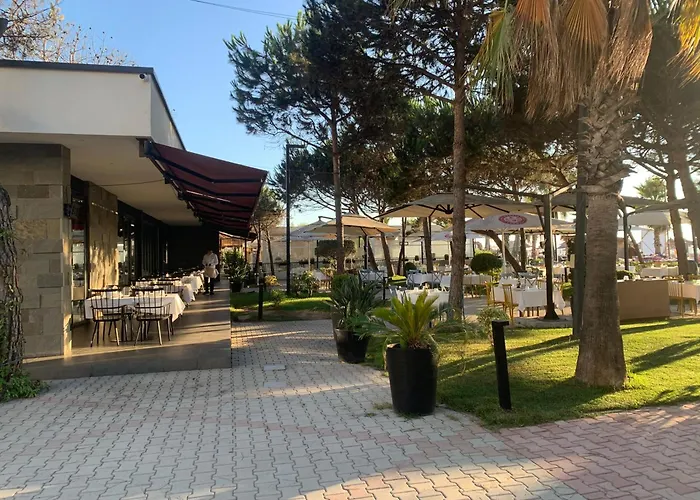 アパート Gridis Qerret - One Bedroom Apartment, At Qerret Beach, Durres, Albania ゴーレム