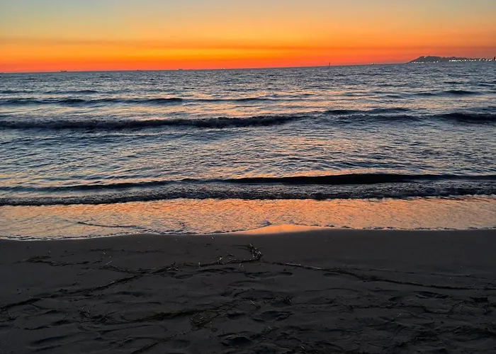 Gridis Qerret - One Bedroom Apartment, At Qerret Beach, Durres, Albania ゴーレム